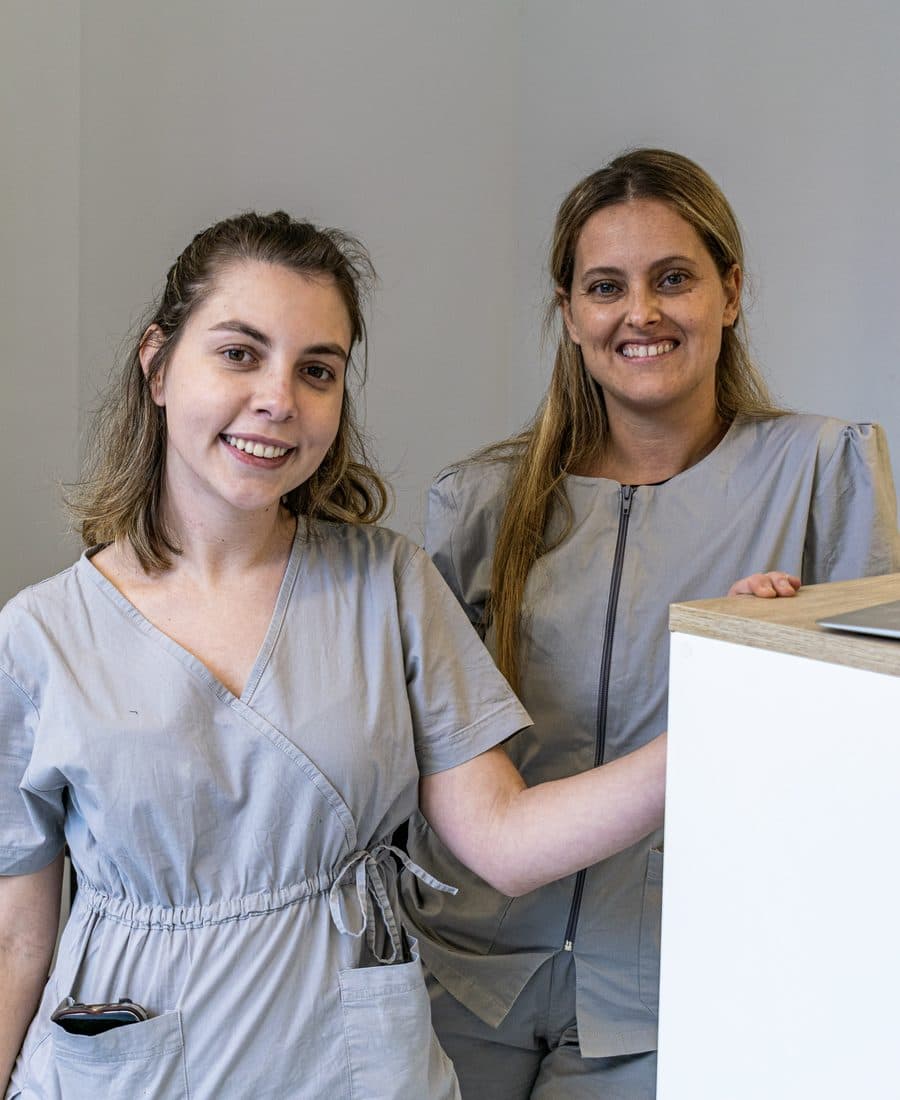 Dos odontólogas de Smile Lab en la recepción de la clínica.