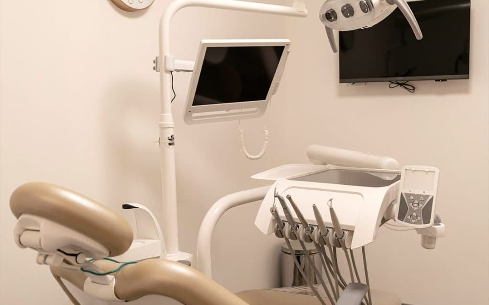 Consultorio de la sede Nueva Córdoba, con el sillón odontológico y el equipamiento listos.
