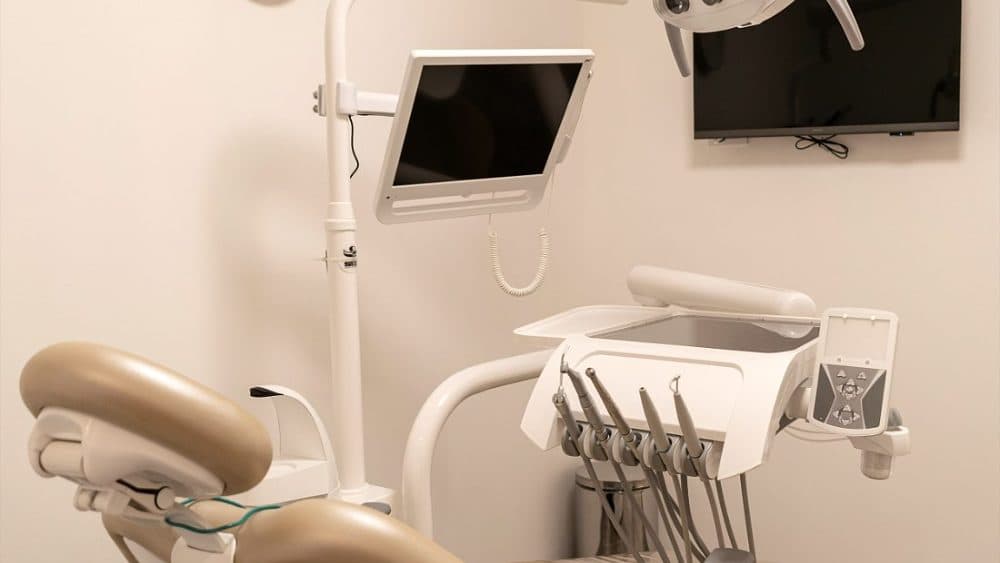 Consultorio de la sede Nueva Córdoba, con el sillón odontológico y el equipamiento listos.
